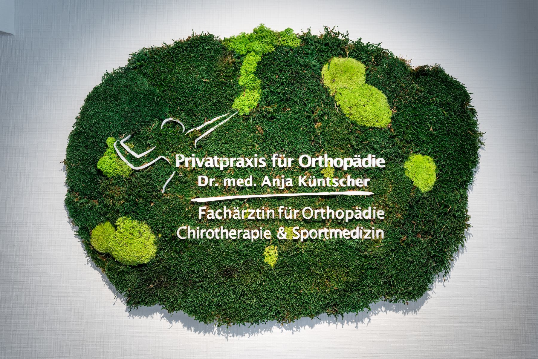 Praxisschild aus Moos im Empfangsbereich