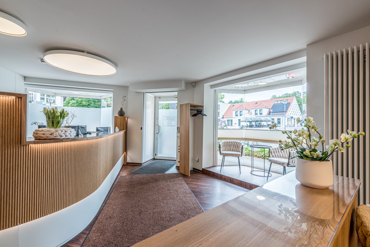 Empfang mit Sitzecke und Blick Richtung Schönfließer Straße